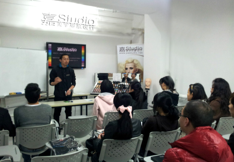 北京化妆学校嘉studio教学部主管为新生讲基础课程